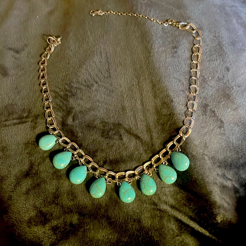 Very pretty flat link eight stone turquoise necklace